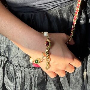 Elegant Gold and Pearl Bracelet